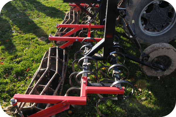 Un pratiquant avec des paniers roulants peut être utilisé pour préparer le sol et créer une surface plane, légèrement ferme pour l'ensemencement.